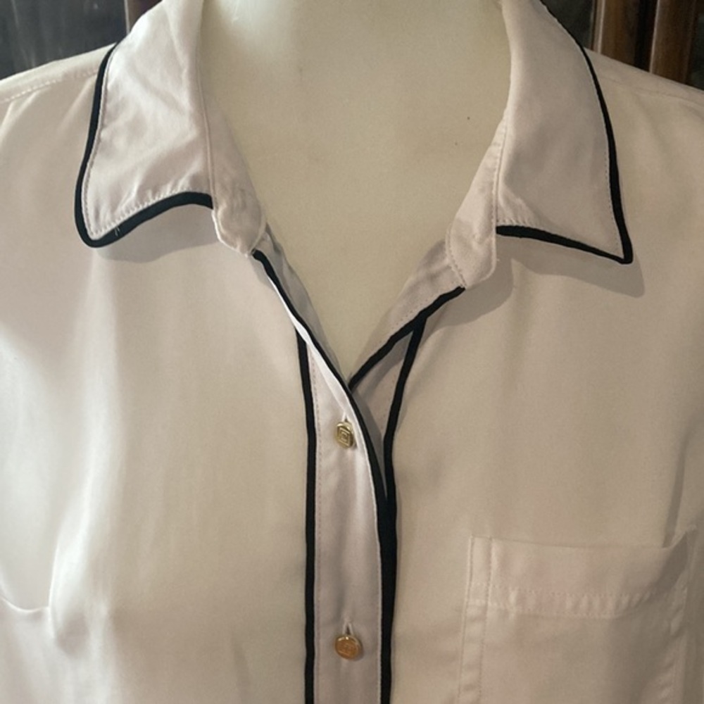 LIZ CLAIBORNE Womens button down sleeveless blouse - size Medium